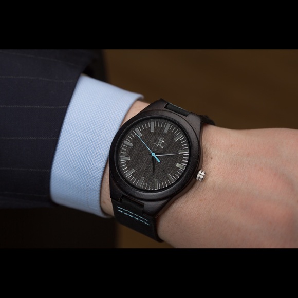 NEW WOODEN WATCH - Picture 3 of 3